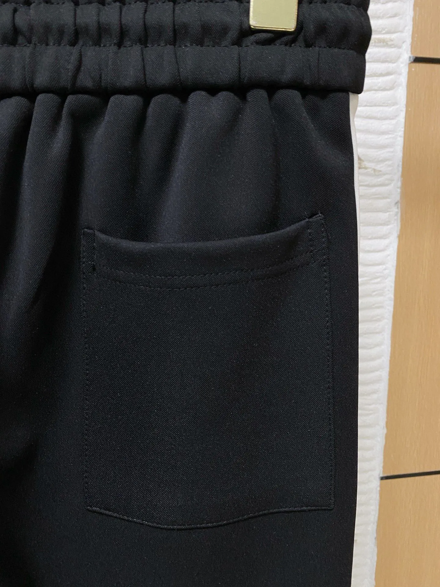 🅿️720 [LV Louis Vuitton] hot-selling suit is coming. Focus on the original version of the official website. 2025 new hot-selling cardigan and sweatshirt suit. The original order is the best. 🇭🇰The meticulous work of top designers. Just for a fitting and perfect upper body effect. All-natural high-quality Tencel Roman cotton 100%, close-fitting comfort, noble and elegant! Original hardware embodies elegance and nobility! Counter size: M-3XL (maximum wear up to 190 pounds)